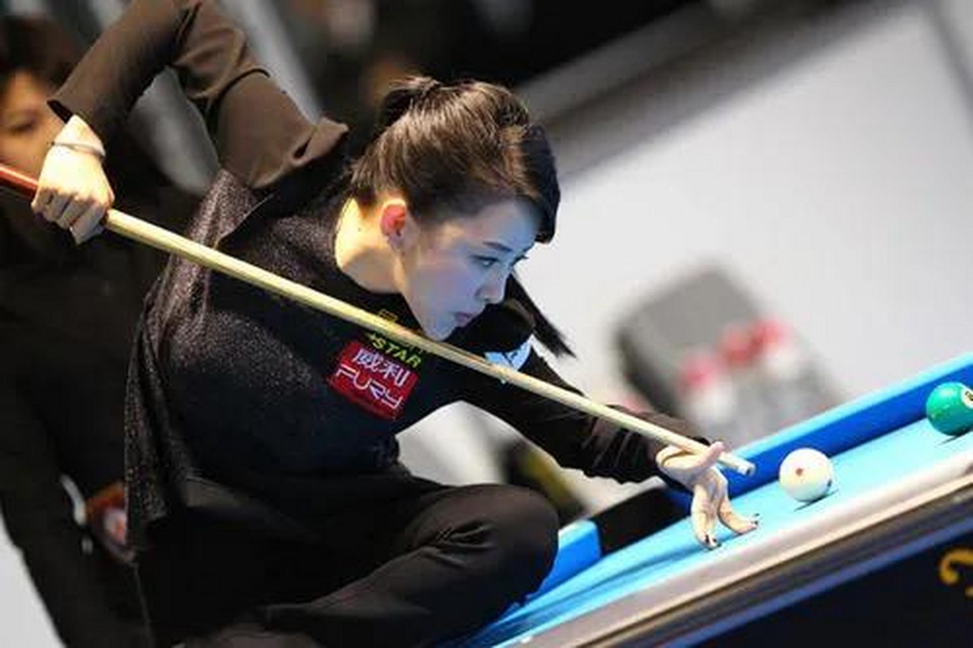 美女运动员之潘晓婷  1982年出生的山东济宁女子职业台球花式九球打法