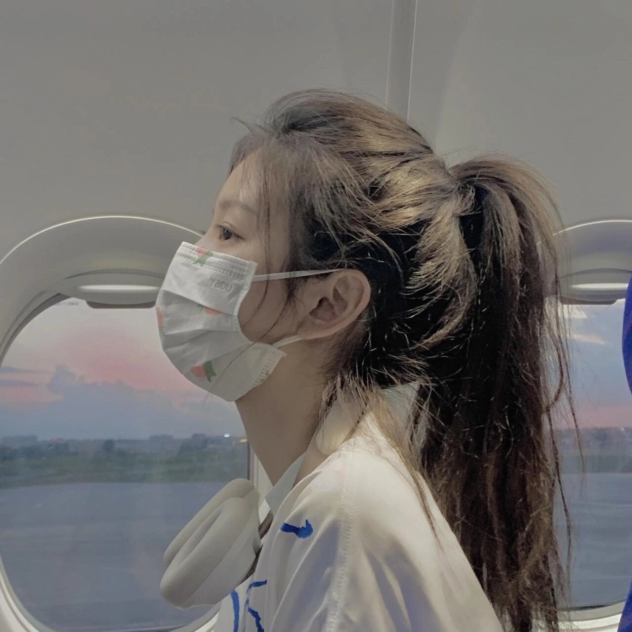 女生头像真实侧脸背景