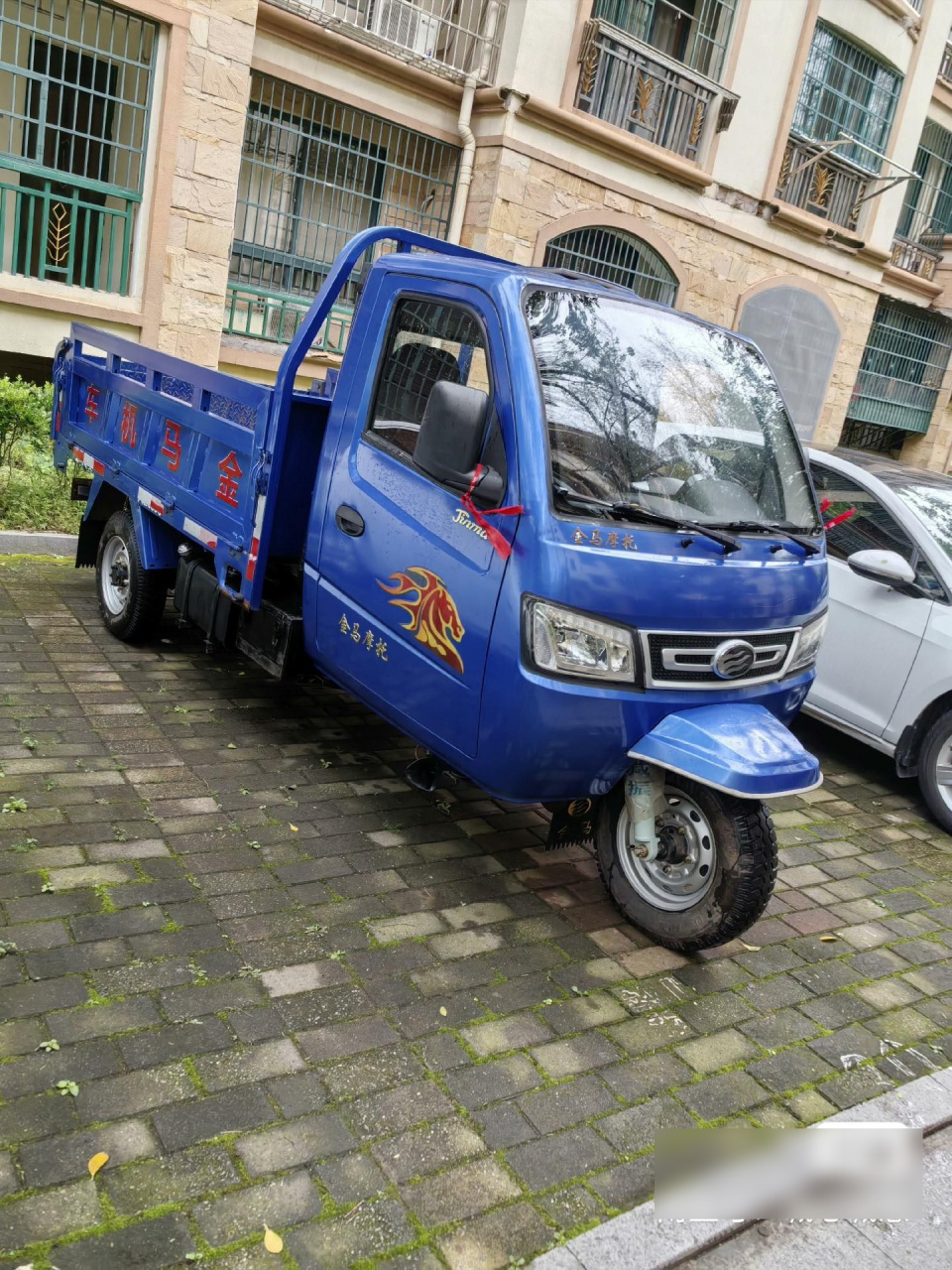 金马四缸三轮车,安全行驶1700多公里,全车原版原漆,有带翻斗,车箱长.