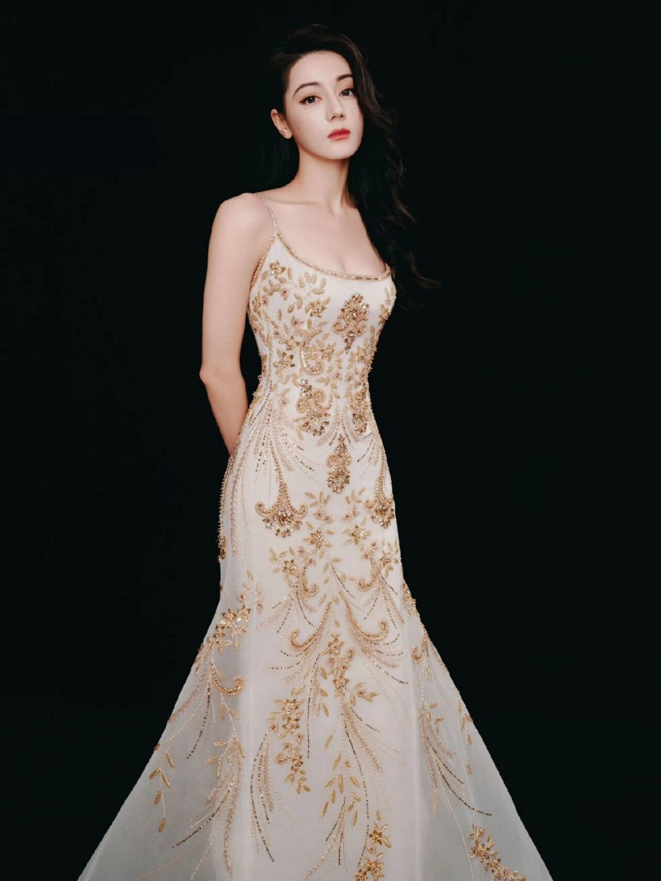 迪丽热巴今日活动造型 碎钻头纱裙真的好美好清爽 又一件高定礼服上身