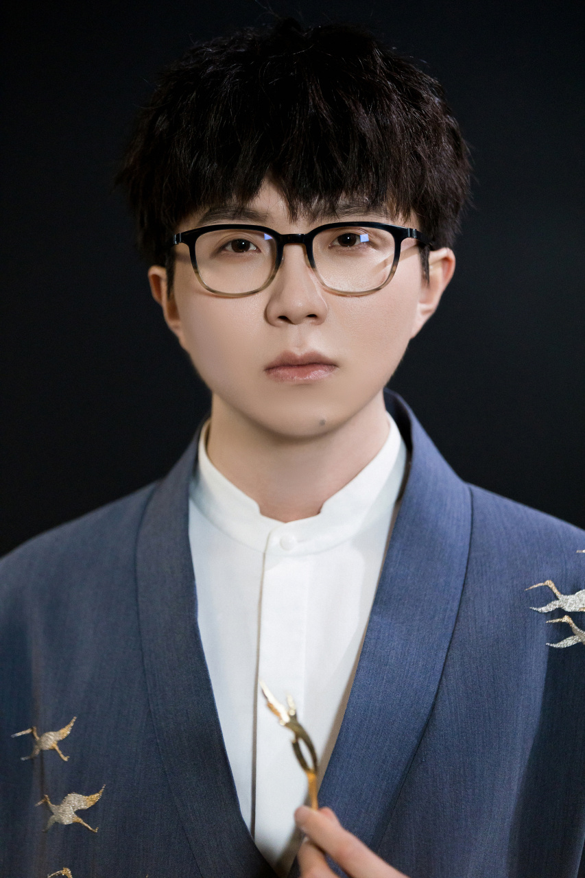 毛不易##毛不易唱不染又痛了# 回忆辗转,世事流转捎去缠绵思念:嗽月