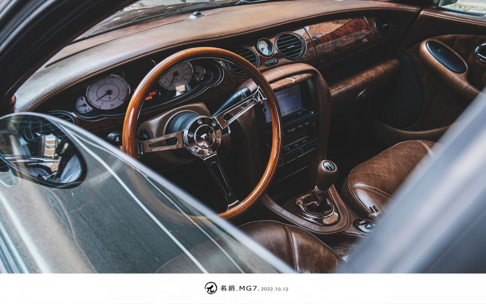 这是一台名爵的mg7内饰翻新改装升级案例复古风油蜡皮系列,用了大量的