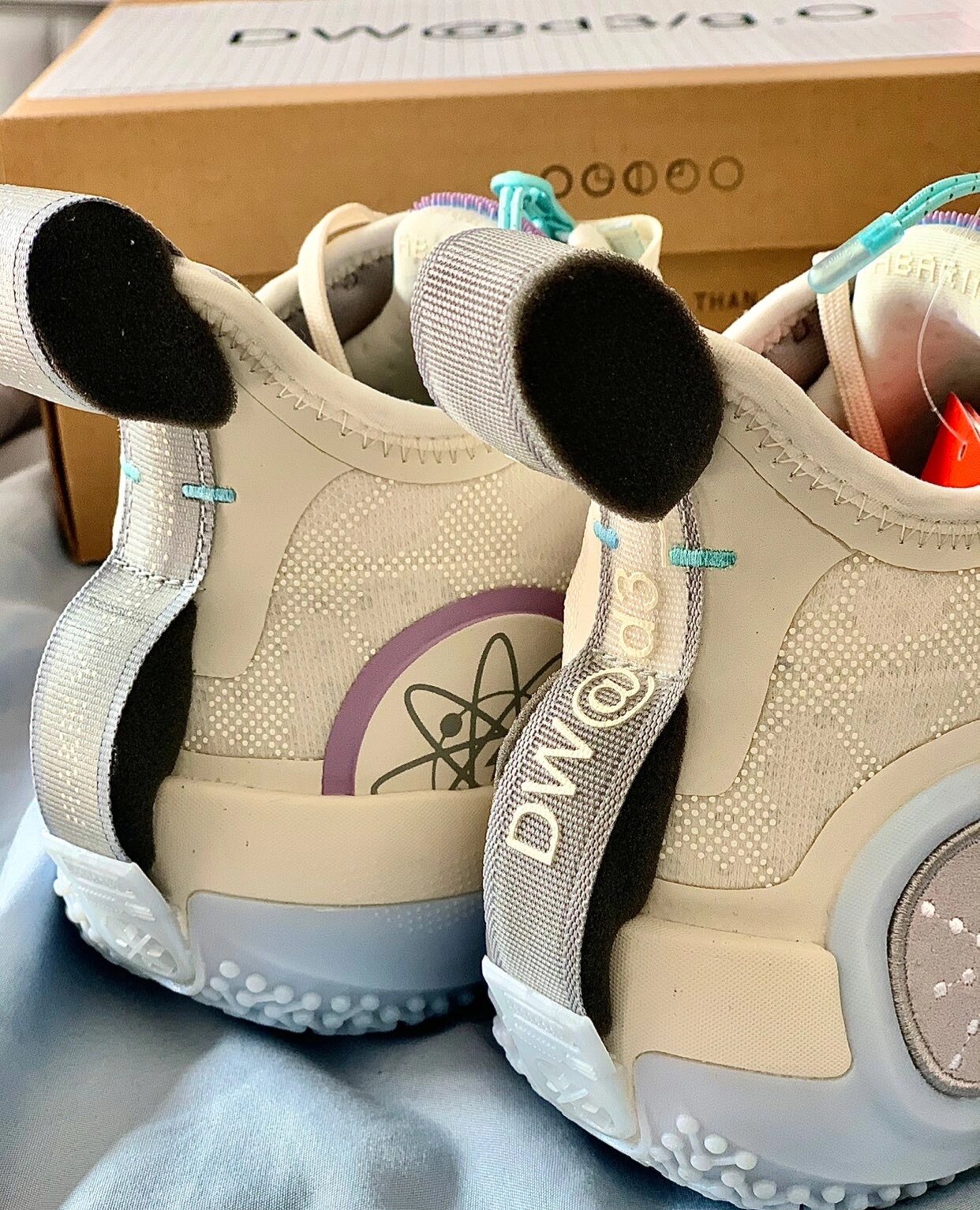 李宁 韦德之道9 棉花糖 鞋子整体采用了有点半透明式的灰色,拉链处则