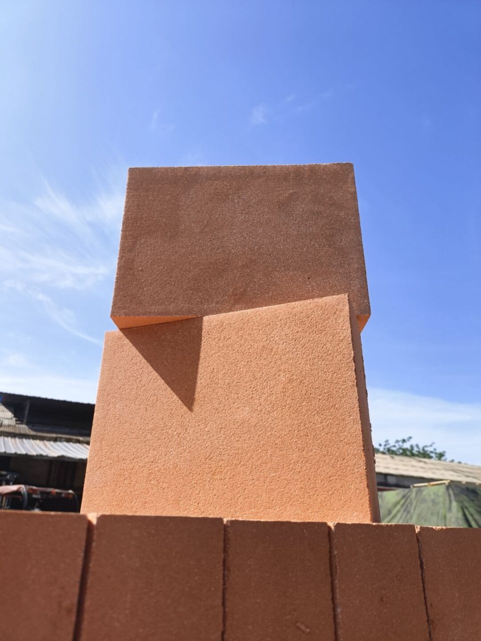 保温砖是一种质轻低导热的隔热材料,在耐火材料工业中生产的保温砖,又