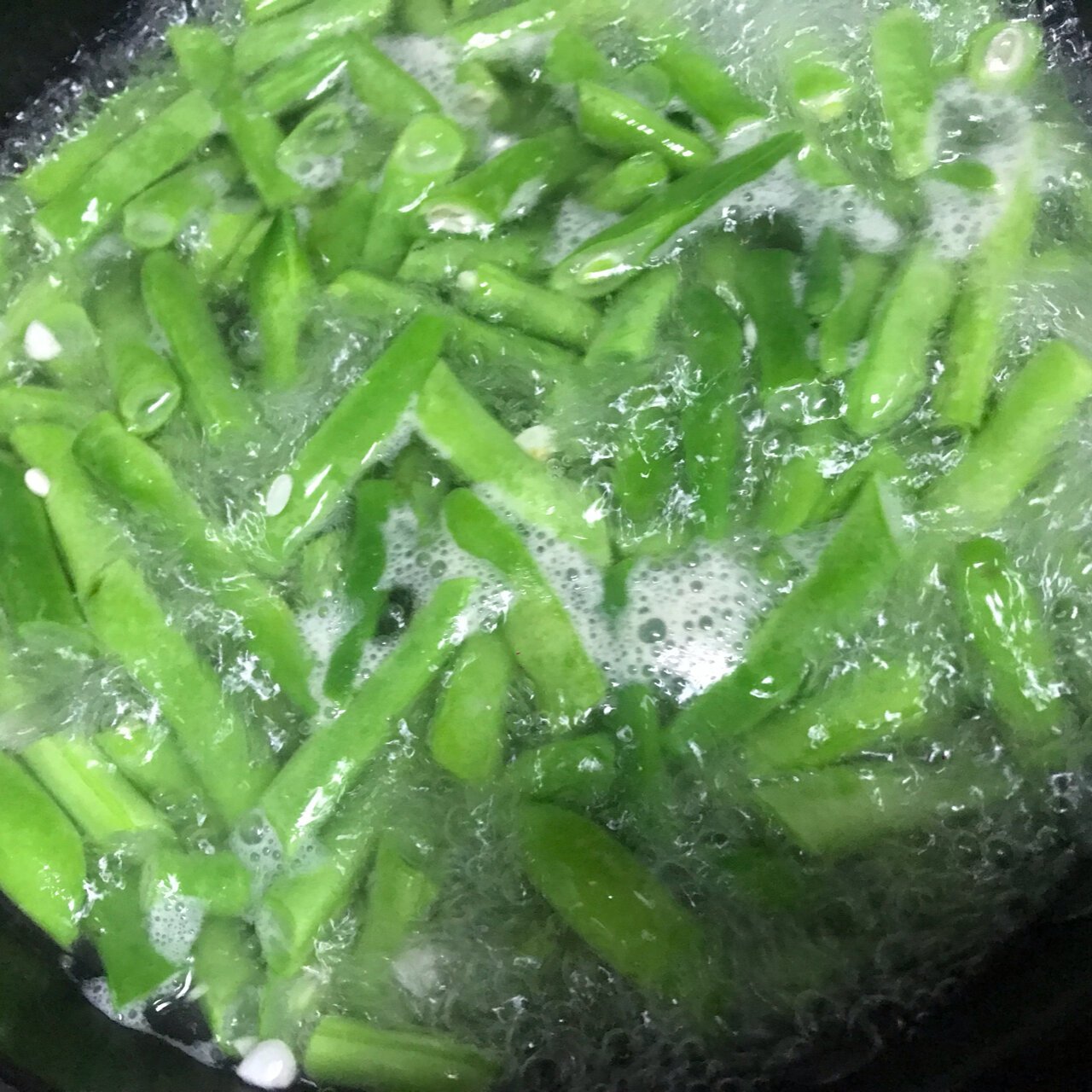 蒜香四季豆 蒜香四季豆 1.撕掉四季豆的丝,切粒 2.