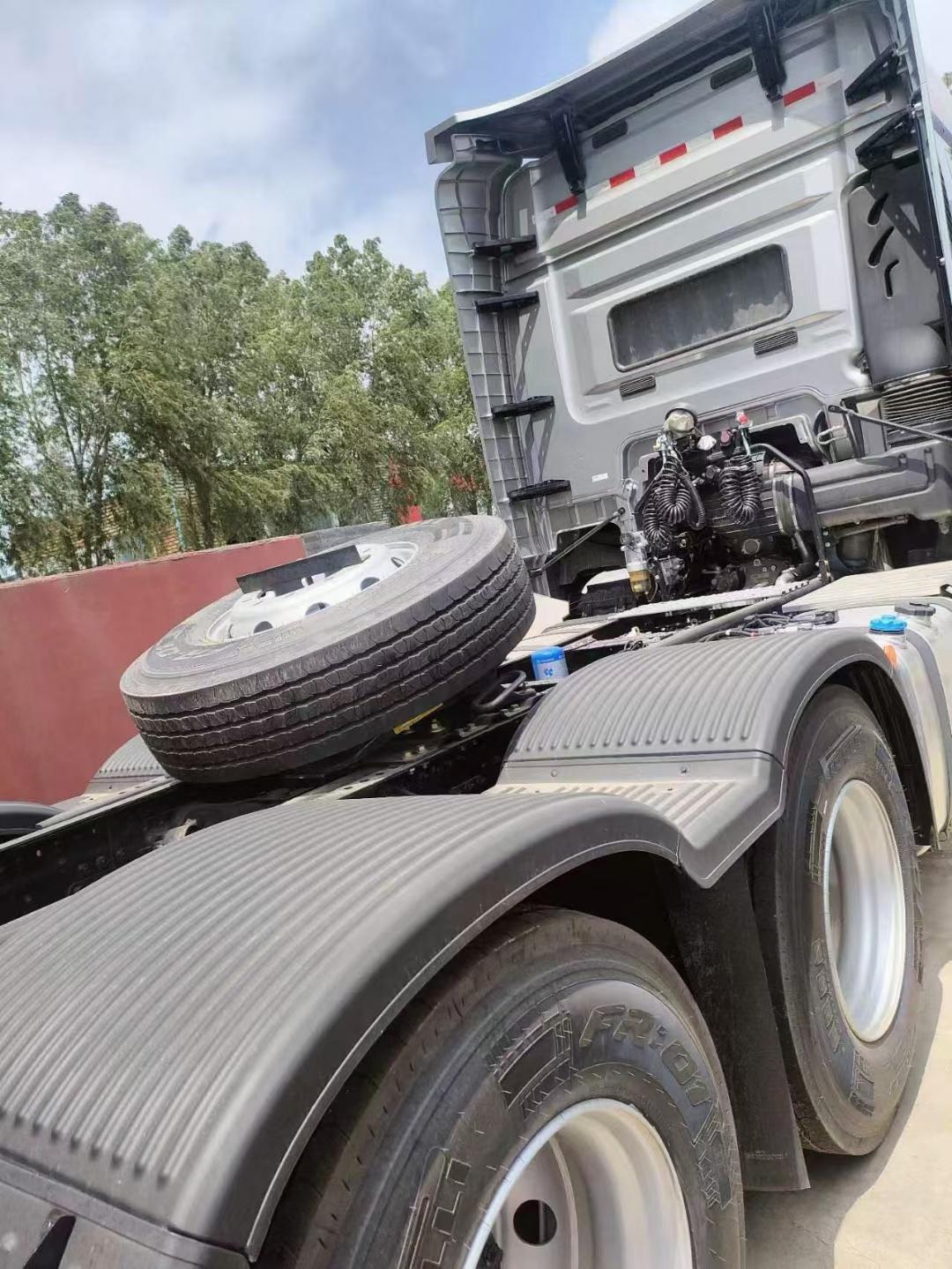 康动力6x4轻量化牵引车(北方版):高顶双卧,平地板,全浮四气囊,导流罩