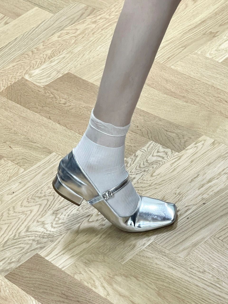 这双高级感满满的银色鞋子直接封神 超有感觉的啊 轻便舒适不磨脚 穿