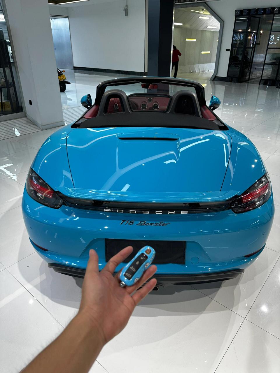 迈阿密蓝外观配波尔多红内饰的保时捷718boxster,这个配色鲜艳又亮眼