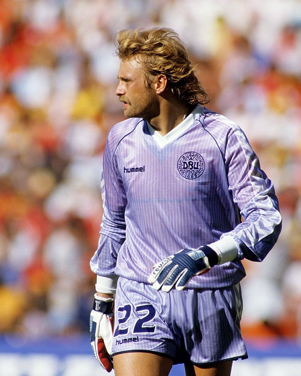 小舒梅切尔身穿复古球衣致敬传奇 小舒梅切尔在明天与北爱尔兰的比赛