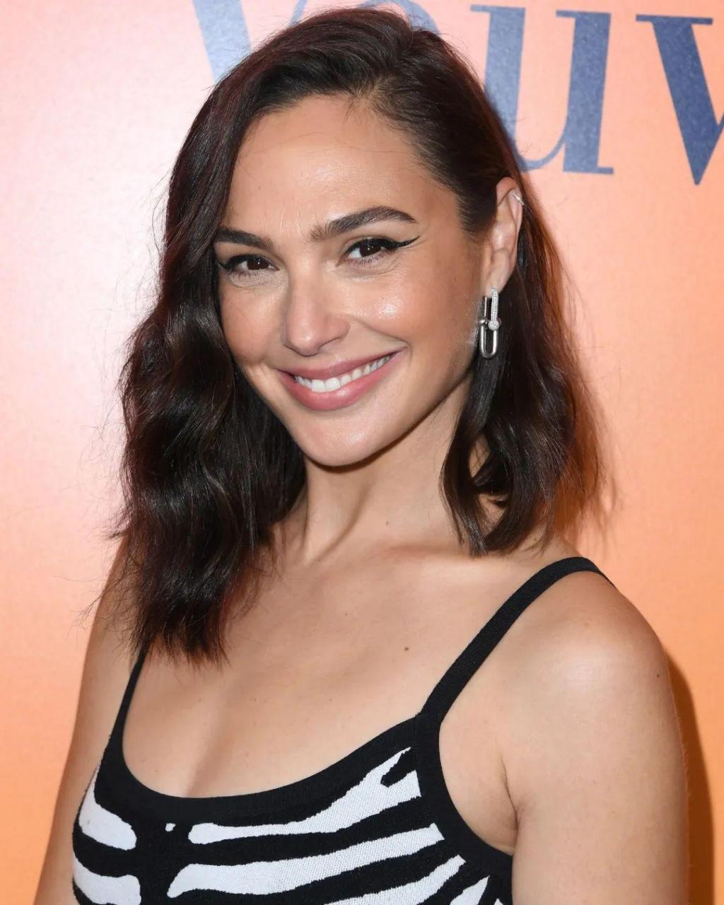 盖尔·加朵在接受采访时亲自确认,将继续和 dc 影业合作开发《神奇