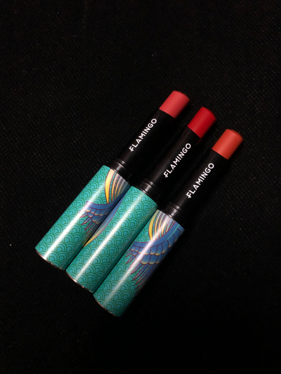 火烈鸟出了一套新品 这个系列叫不肯红的口红 是不是感觉拽拽的样子