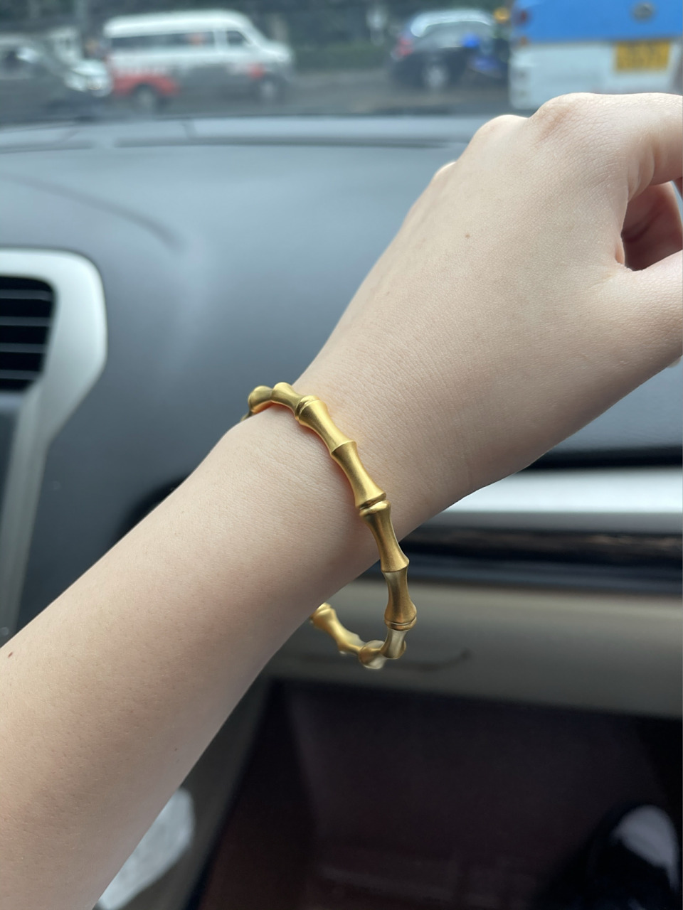 周生生竹节黄金手镯 选结婚三金真的是个很漫长的过程.