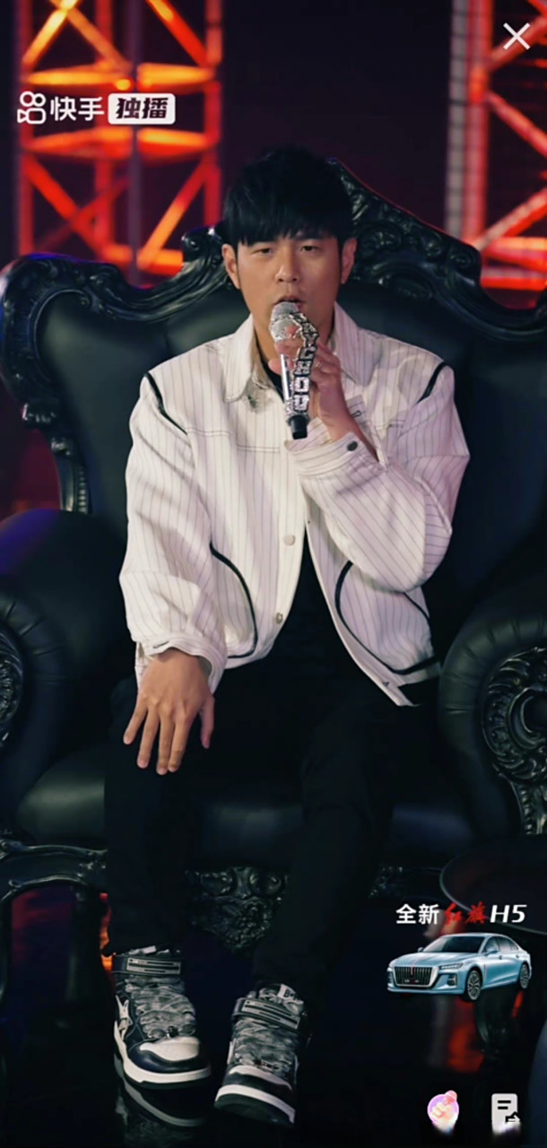 周杰伦的麦克风好闪   周董今晚真的鲨疯了[流泪]一开口满满的青春