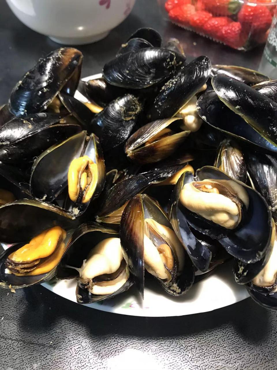 日照头条外地朋友来玩,喜欢吃这种新鲜的海虹,肉肥味美.