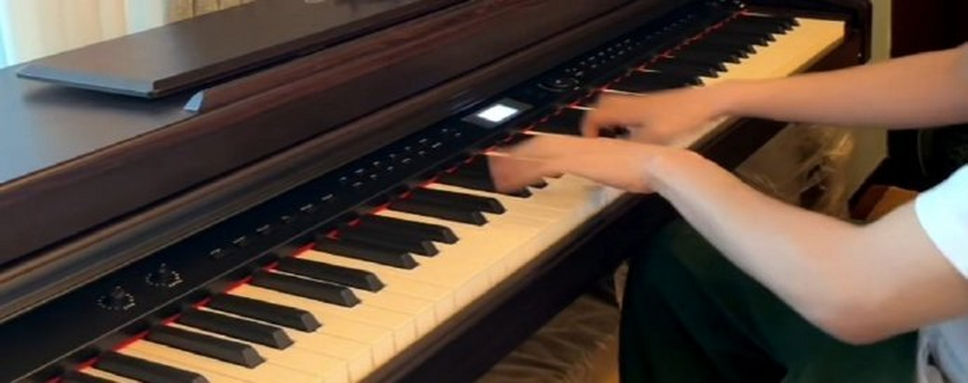 真的会对弹钢琴的帅哥疯狂心动啊!