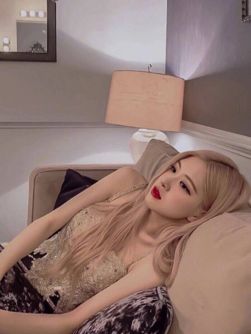 rose简介 代表作《square one》 韩国 24岁 168 cm 水瓶座 朴彩英