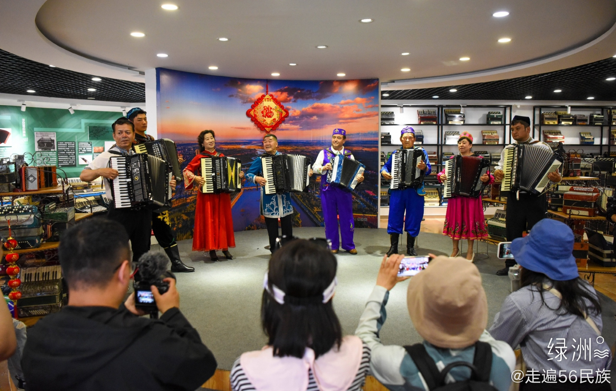 新疆伊犁六星街:你若不来,花为谁开?