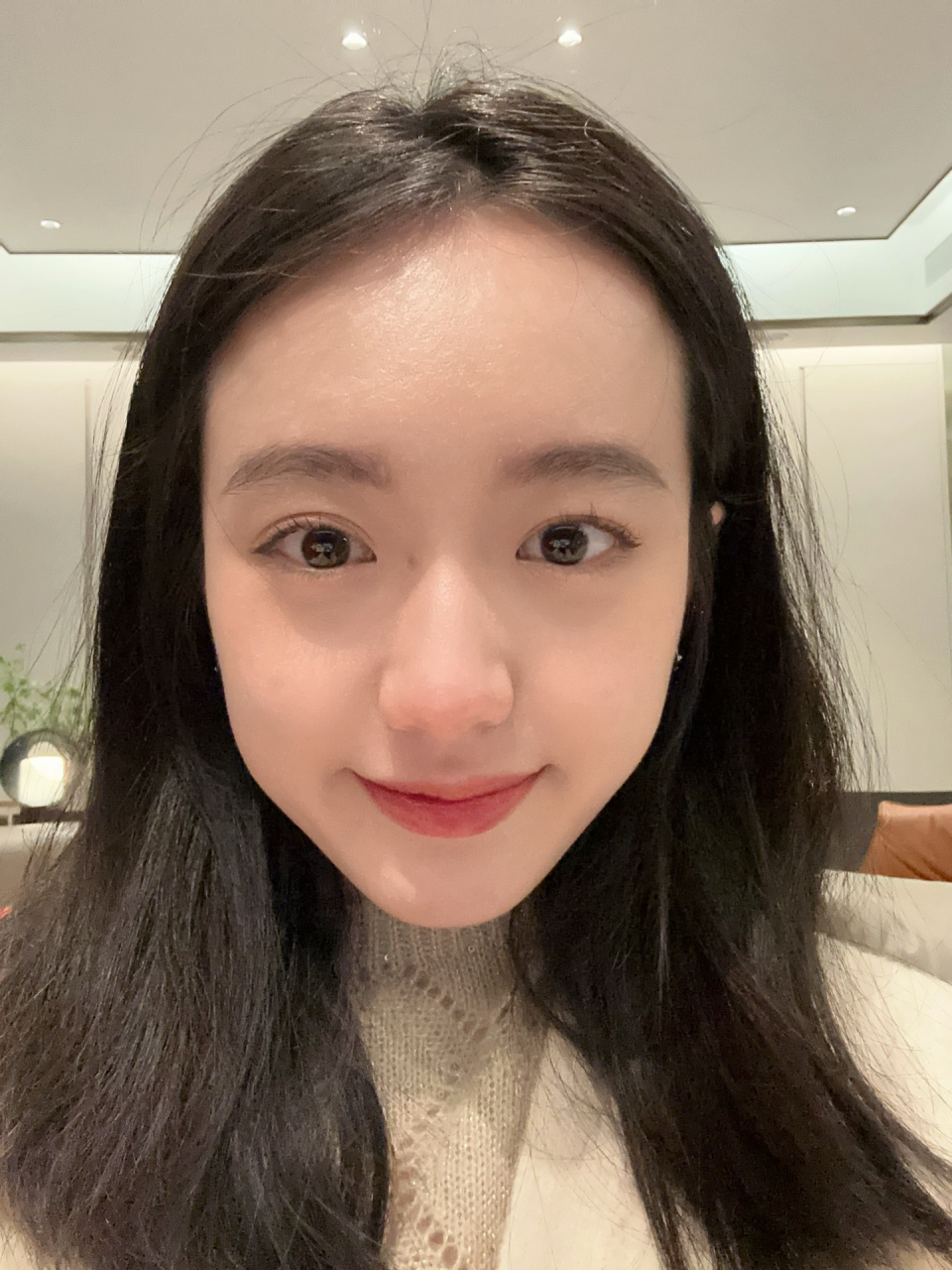 头发蓬松or贴头皮 ps我发现我正面拍照居然看不见耳朵.