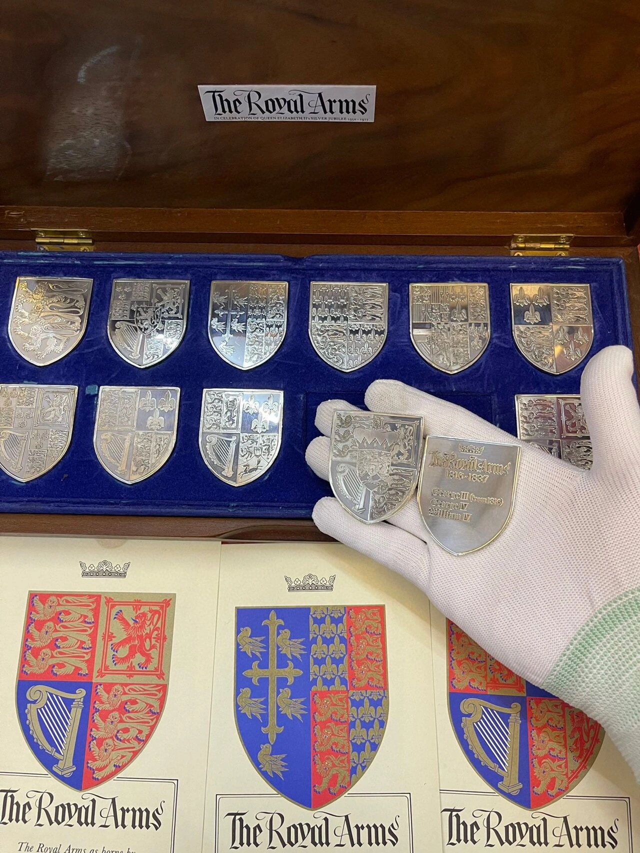 英国王室是现存世界上最古老的王室之一,英国皇家纹章是英王徽,因此也