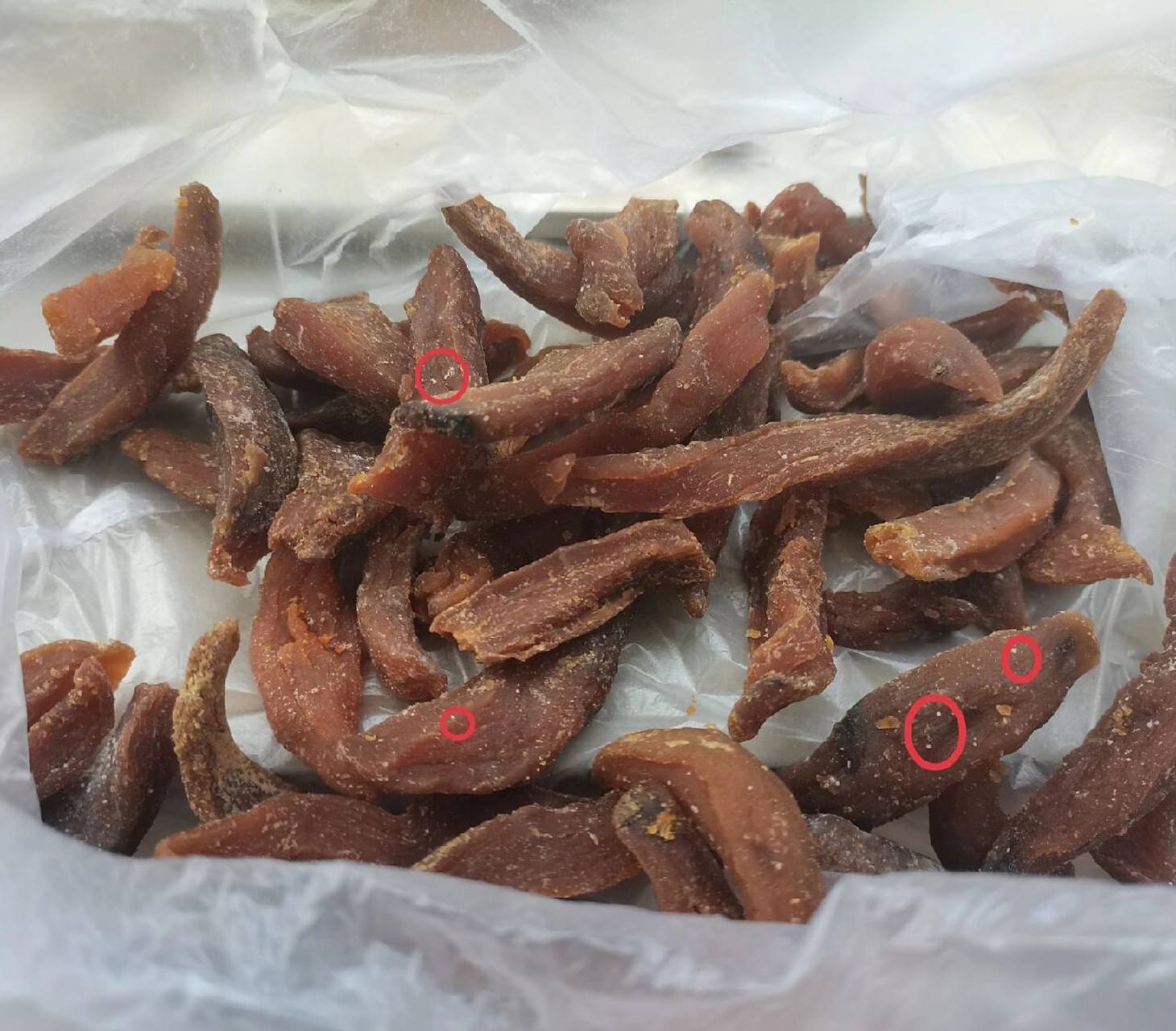 红薯干有这样白色点点还能吃吗 不知道是糖霜结晶还是霉点 从家里带来