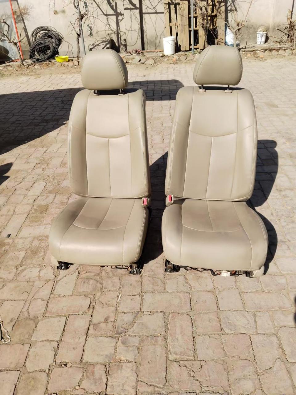 天籁电动座椅移动大沙发,主驾电动8项调节可以前后调高低,副驾4项电动