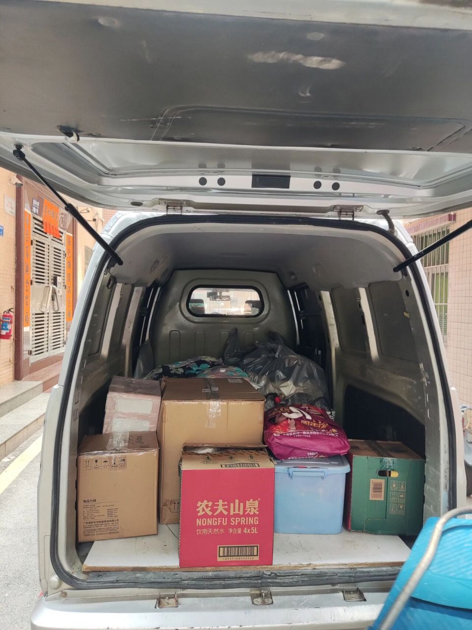 货拉拉的使用感受 第一次搬家,叫的货拉拉小面,非常能装,比我想的要大