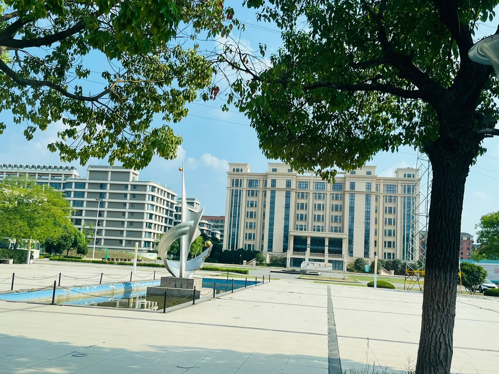 钟山职业技术学院  钟山职业技术学院新体育馆,已经在内部装修了,相信