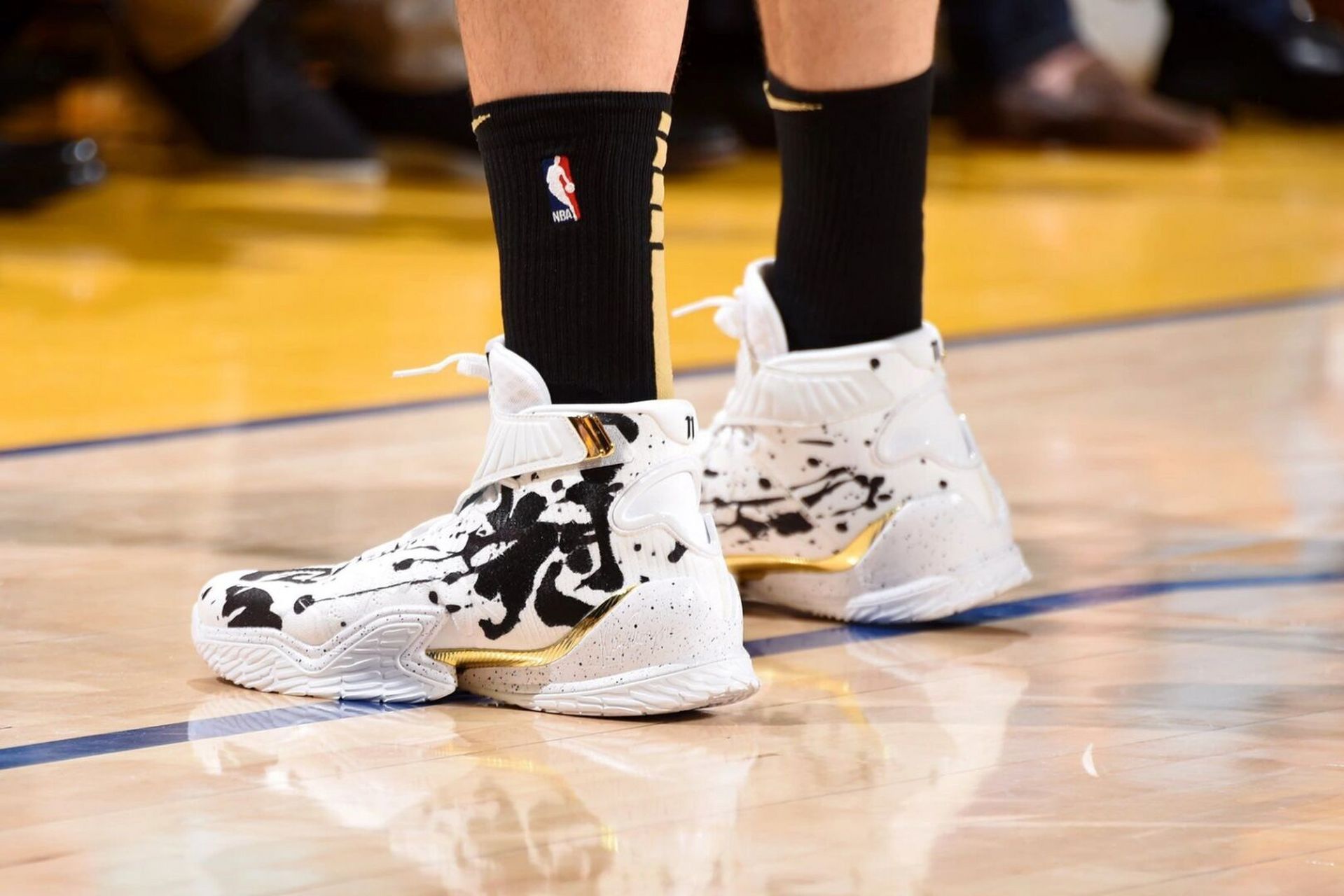 期待汤普森带来更多安踏球鞋新配色 时隔941天,阔别赛场两个半赛季的