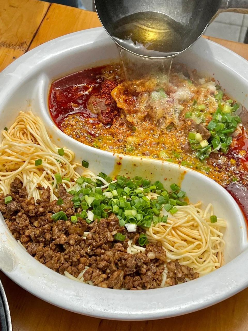 听说五一前这家店推出了一道超级好吃的鸳鸯面和鸳鸯水煮牛肉!