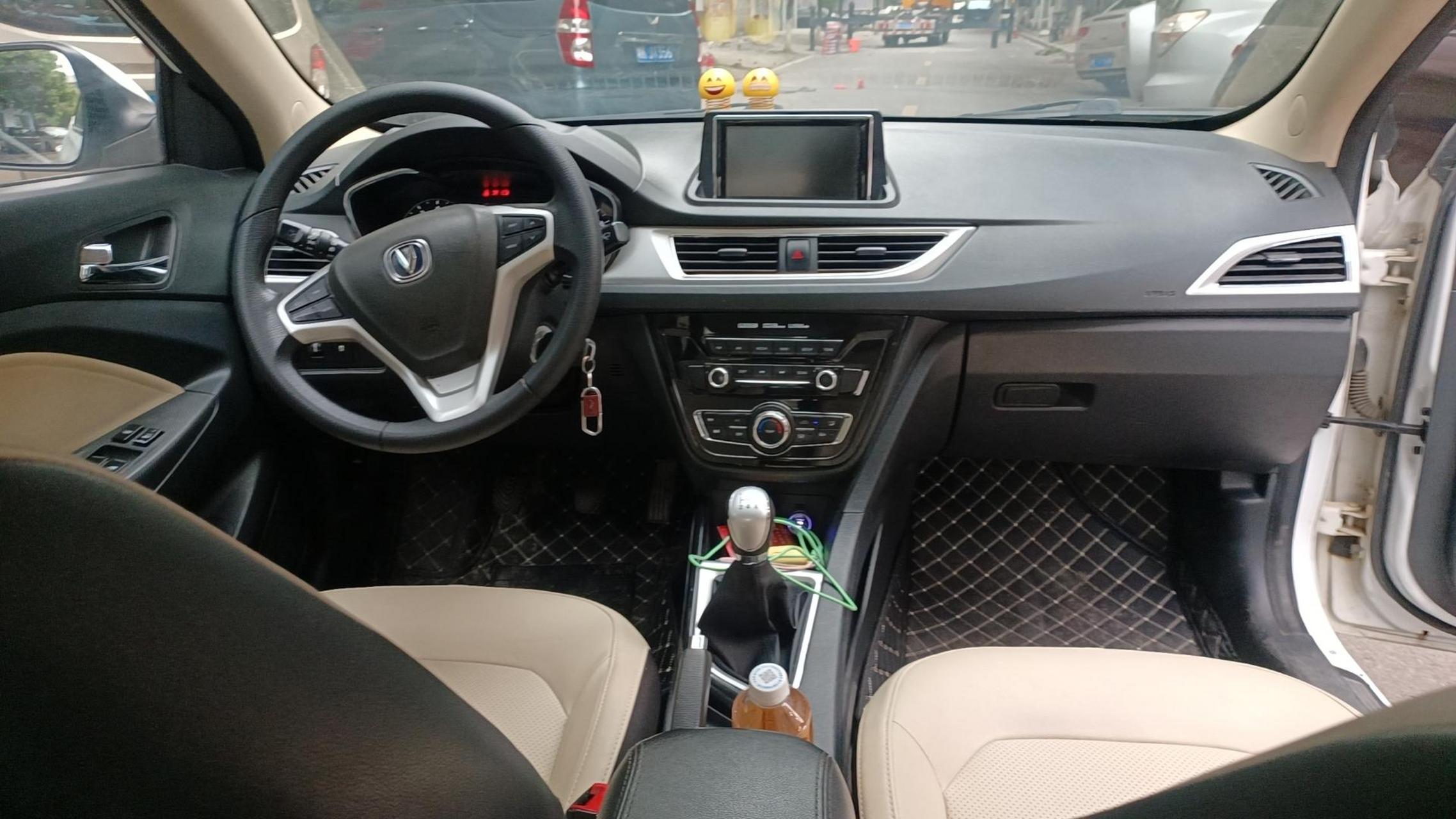 到货长安悦翔v7,超省油,内饰斩新,要开手动挡的来,一个字好开