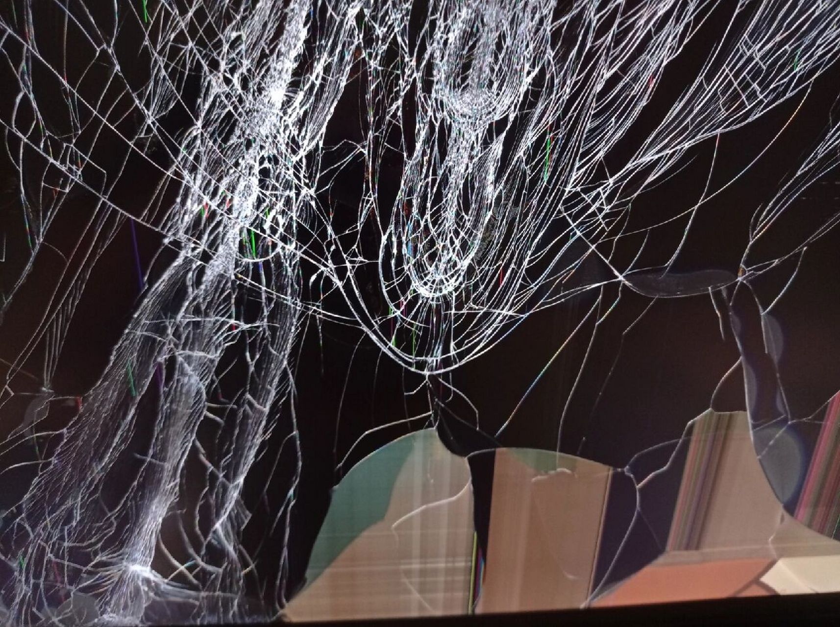 电脑屏幕碎成这样还能修吗 屏幕碎了并且凹进去了一块能修吗 大概什么