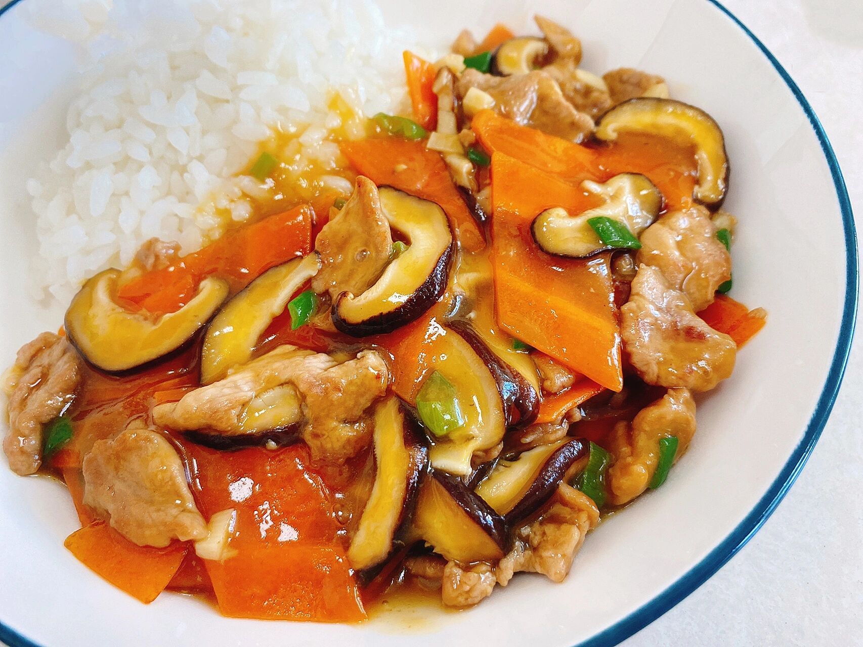 宝宝辅食|胡萝卜香菇肉片盖饭 鲜嫩多汁下饭 hi～今天分享一份超好吃