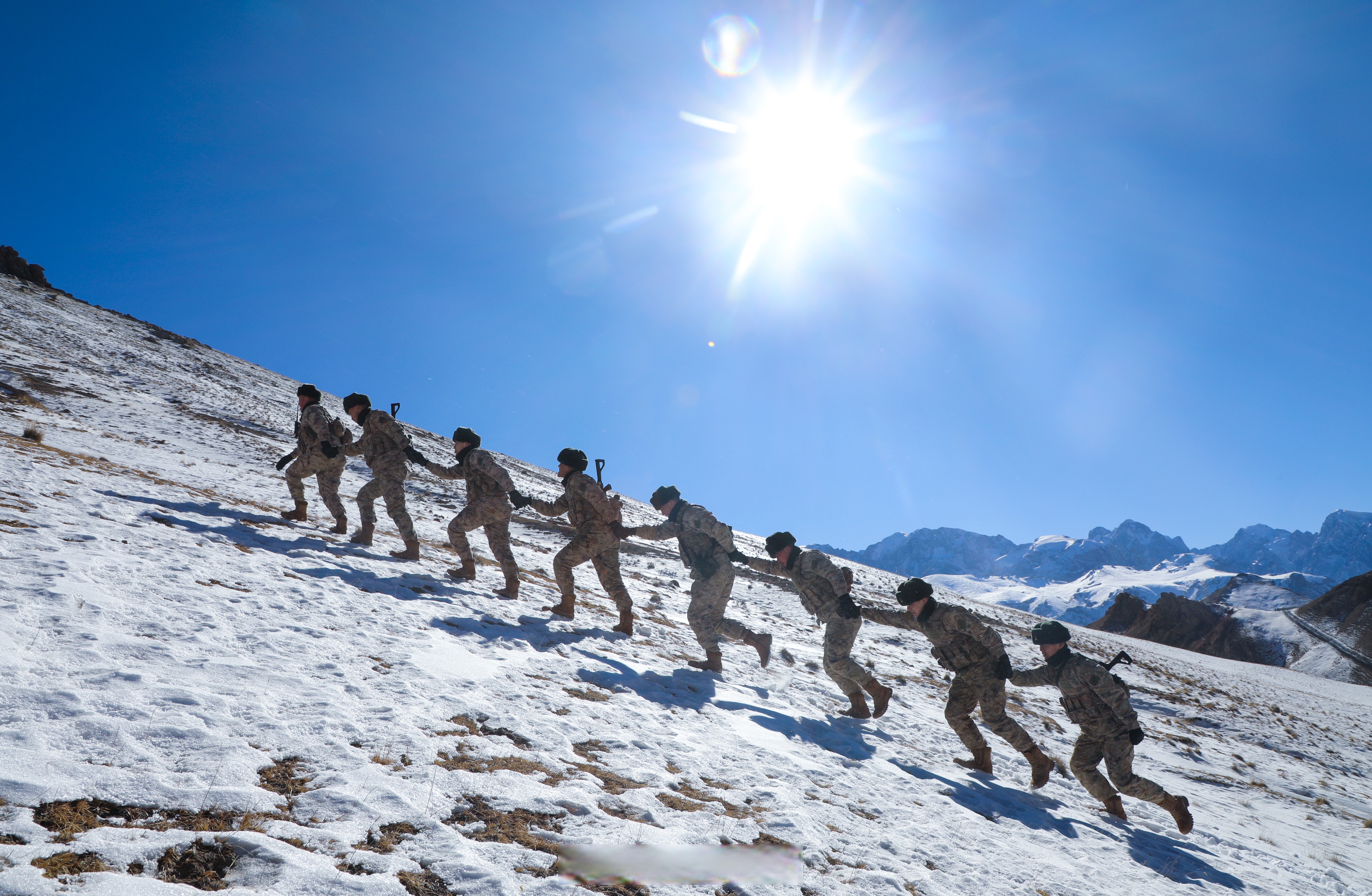 新疆军区某边防连官兵踏上了边关巡逻路