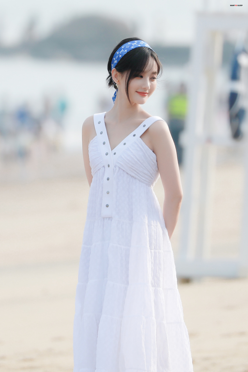 李一桐丝巾发型甜美活动照组图