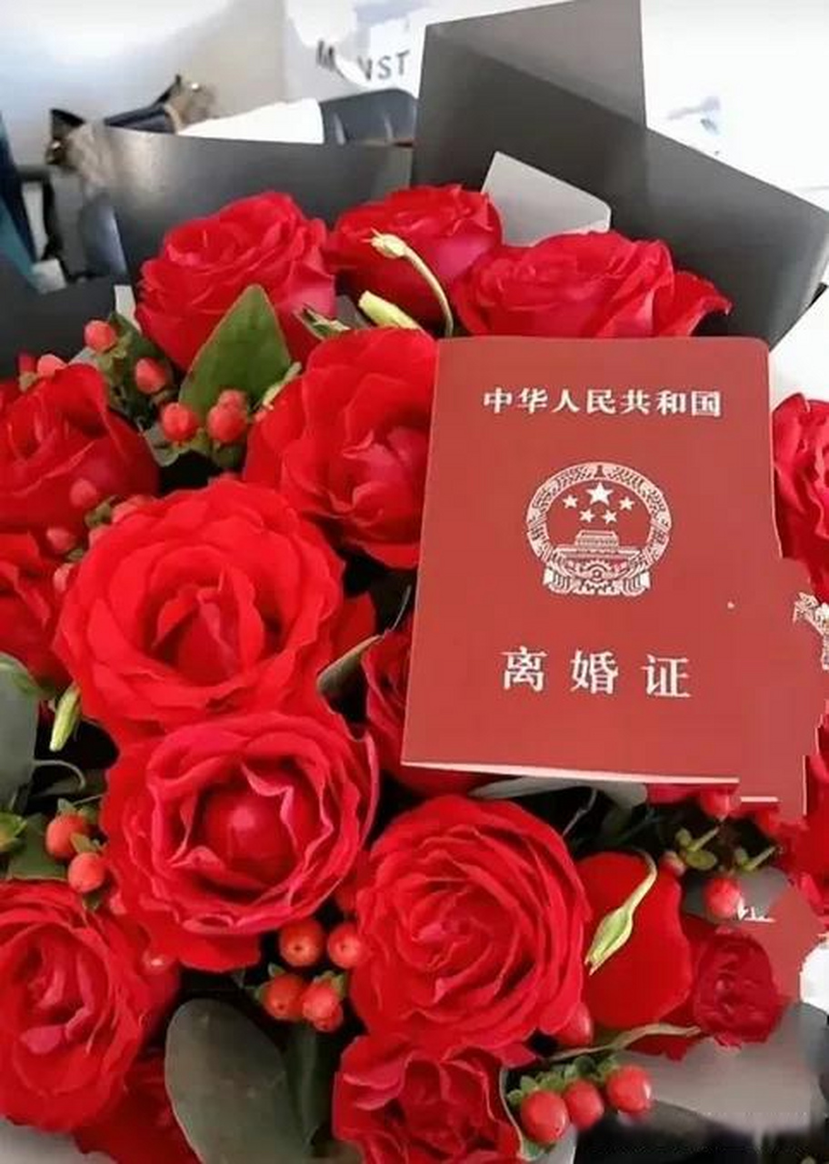 不得不说,如今的很多女性的三观,真的让人碎了一地,女性以晒离婚证为