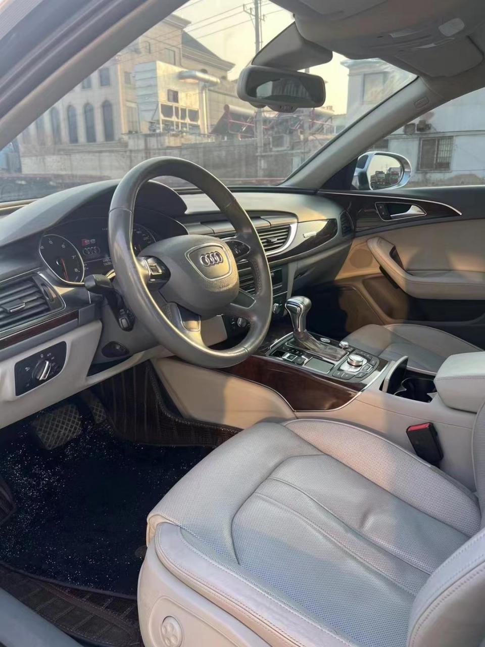 8v6奥迪a6l, 四座座椅加热通风,后排老板键调节,全景大天窗,后排冷热