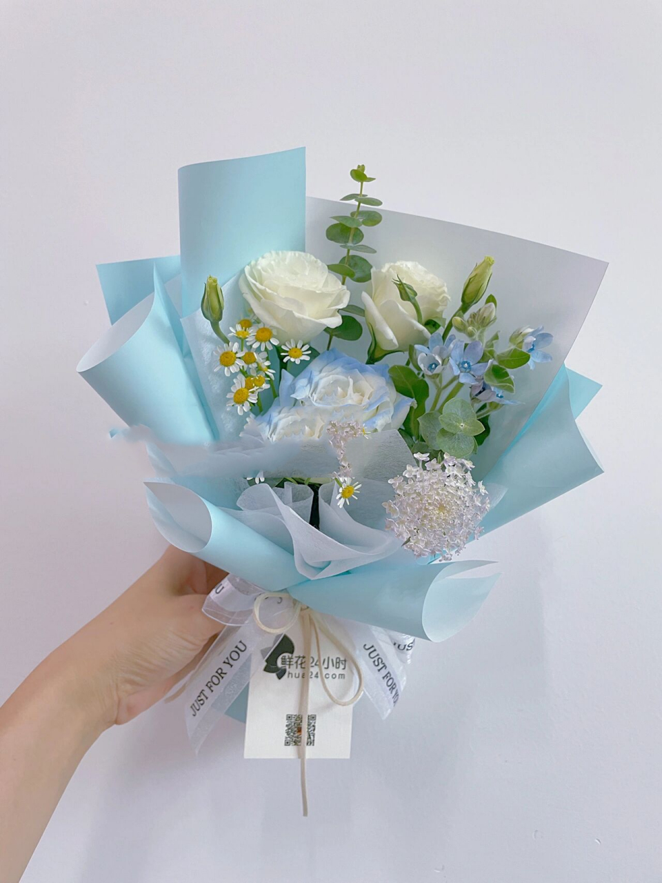 我是花艺师小叶子,今天打款了3束精致的教师节小花束,你喜欢哪一款?