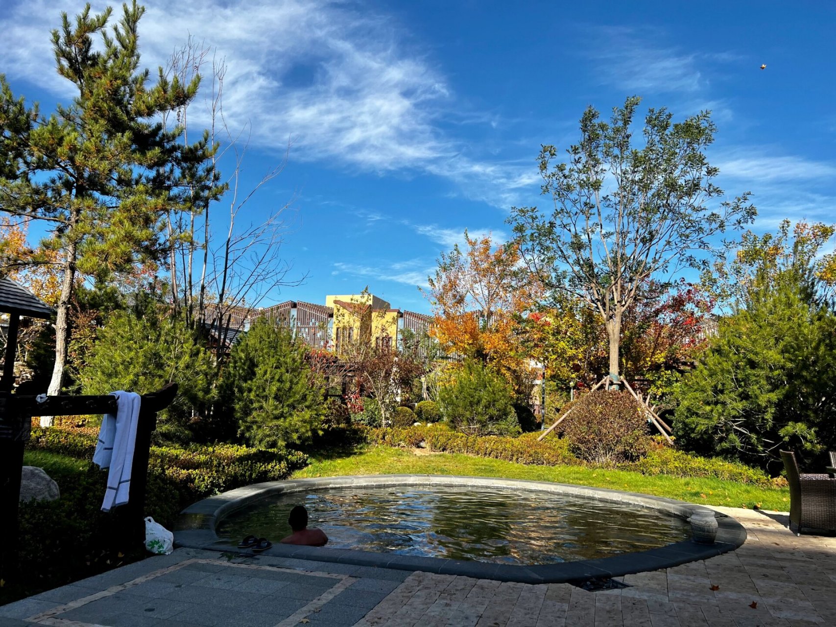 打卡白桦林温泉谷,享受快乐养生泡池之旅 白桦林温泉谷,优雅环境中的