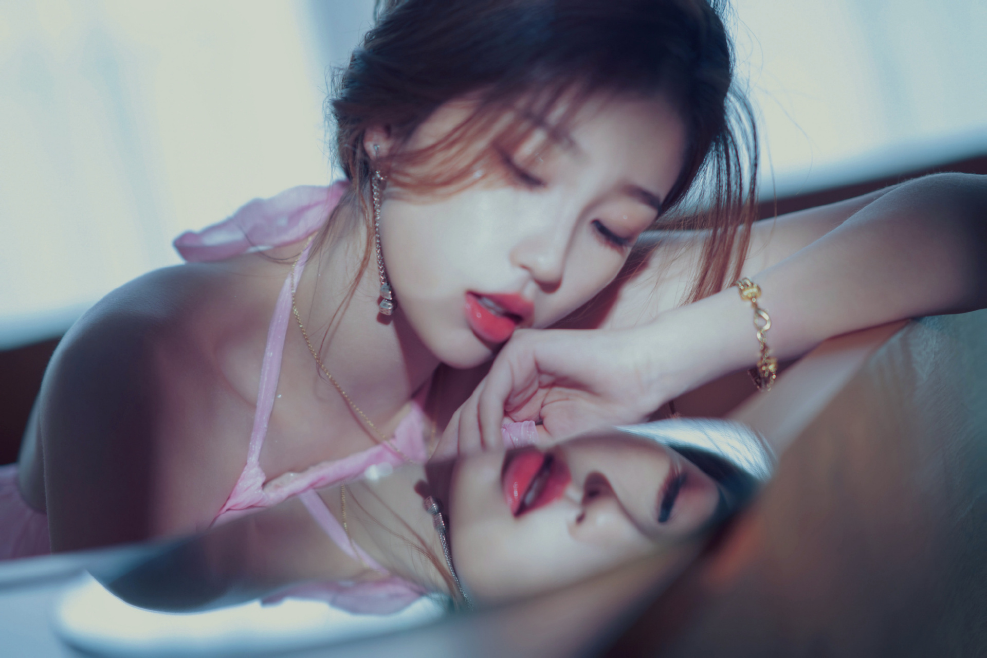 虞书欣夏日清凉穿搭,一身粉色吊带露背长裙,甜美亮相