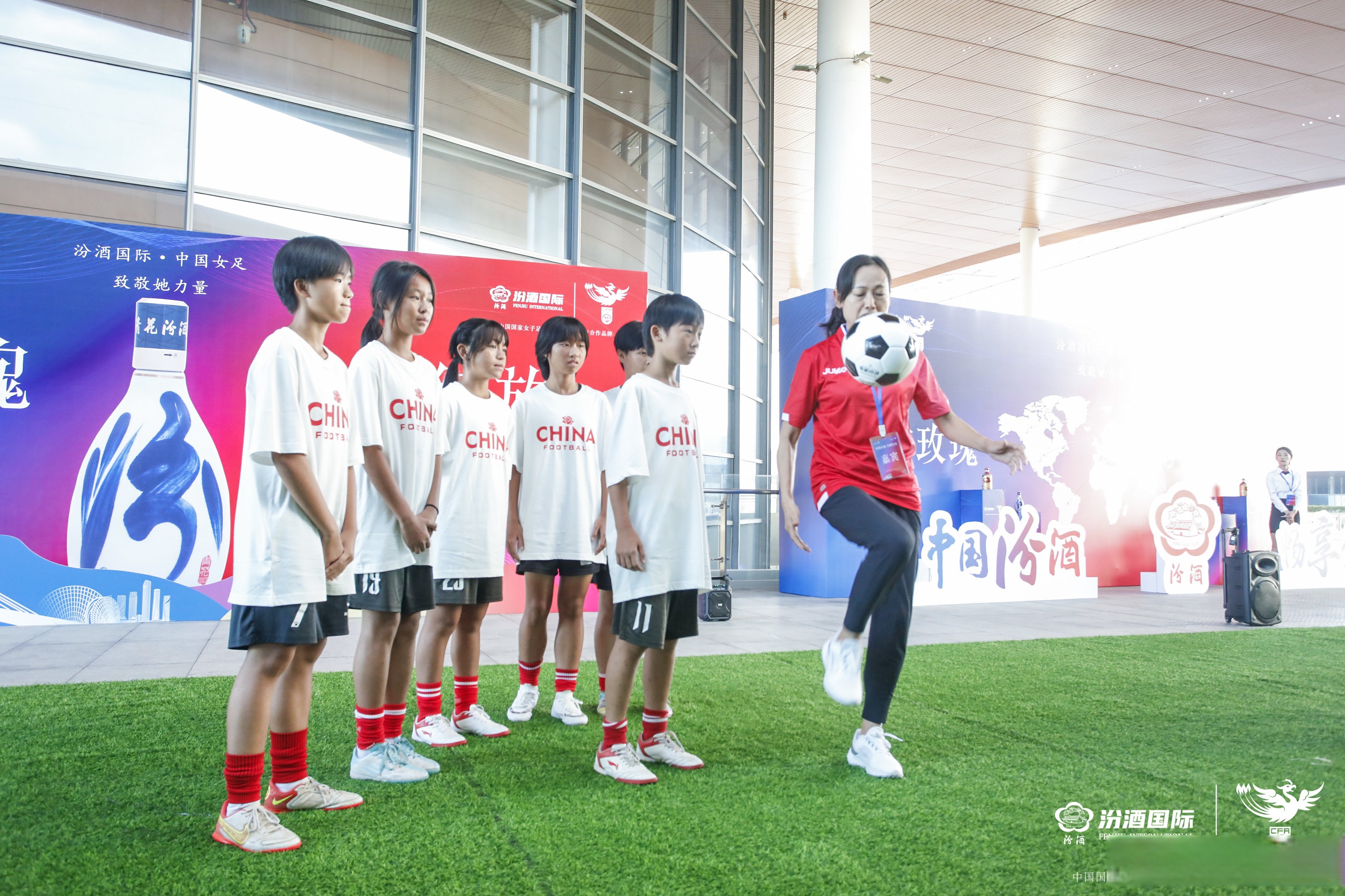 1996年亚特兰大奥运会中国女足对巴西的半决赛,韦海英替补登场连打入