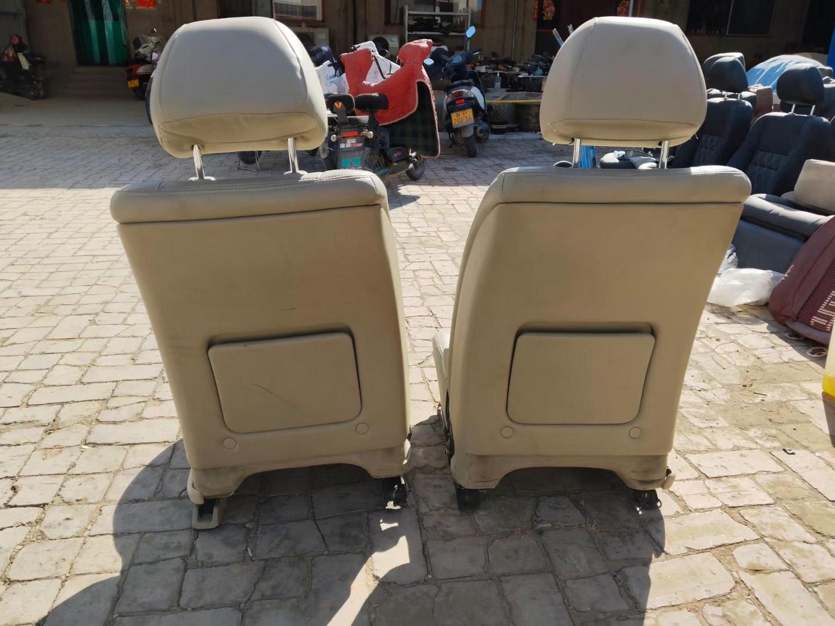 天籁电动座椅移动大沙发,主驾电动8项调节可以前后调高低,副驾4项电动