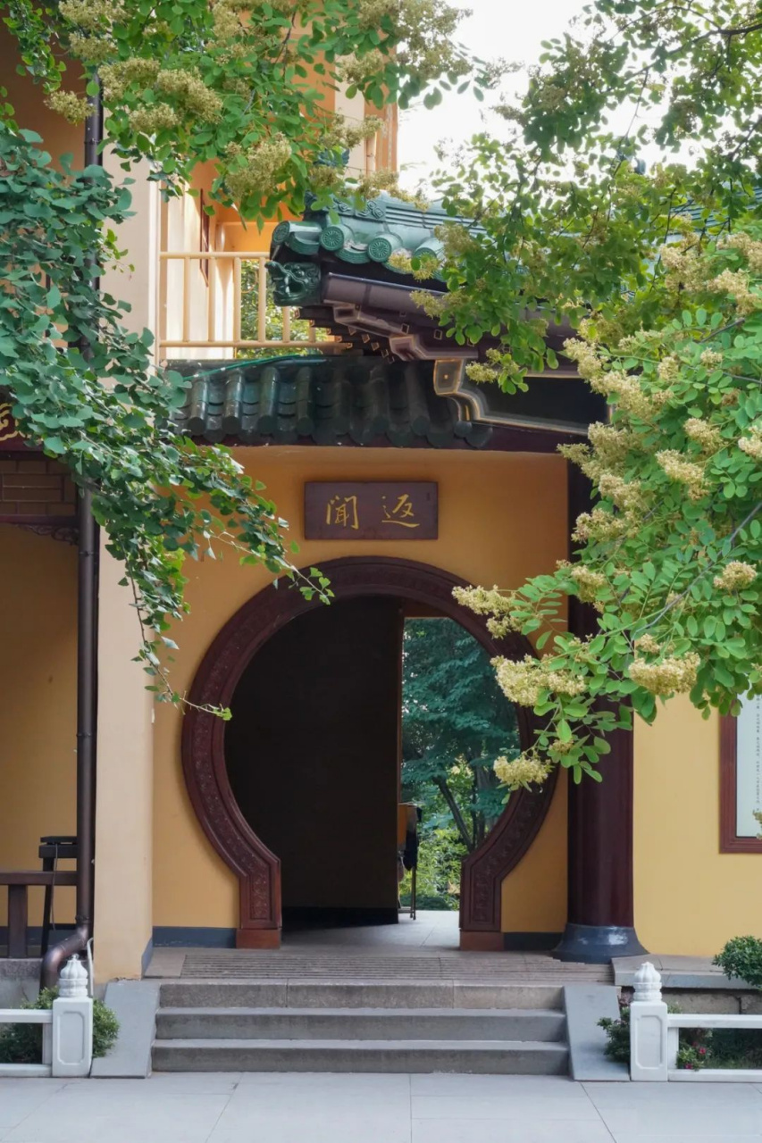 世间最大最静的禅房, 不在古刹,也不在寺庙, 而是在于内心 看破世事