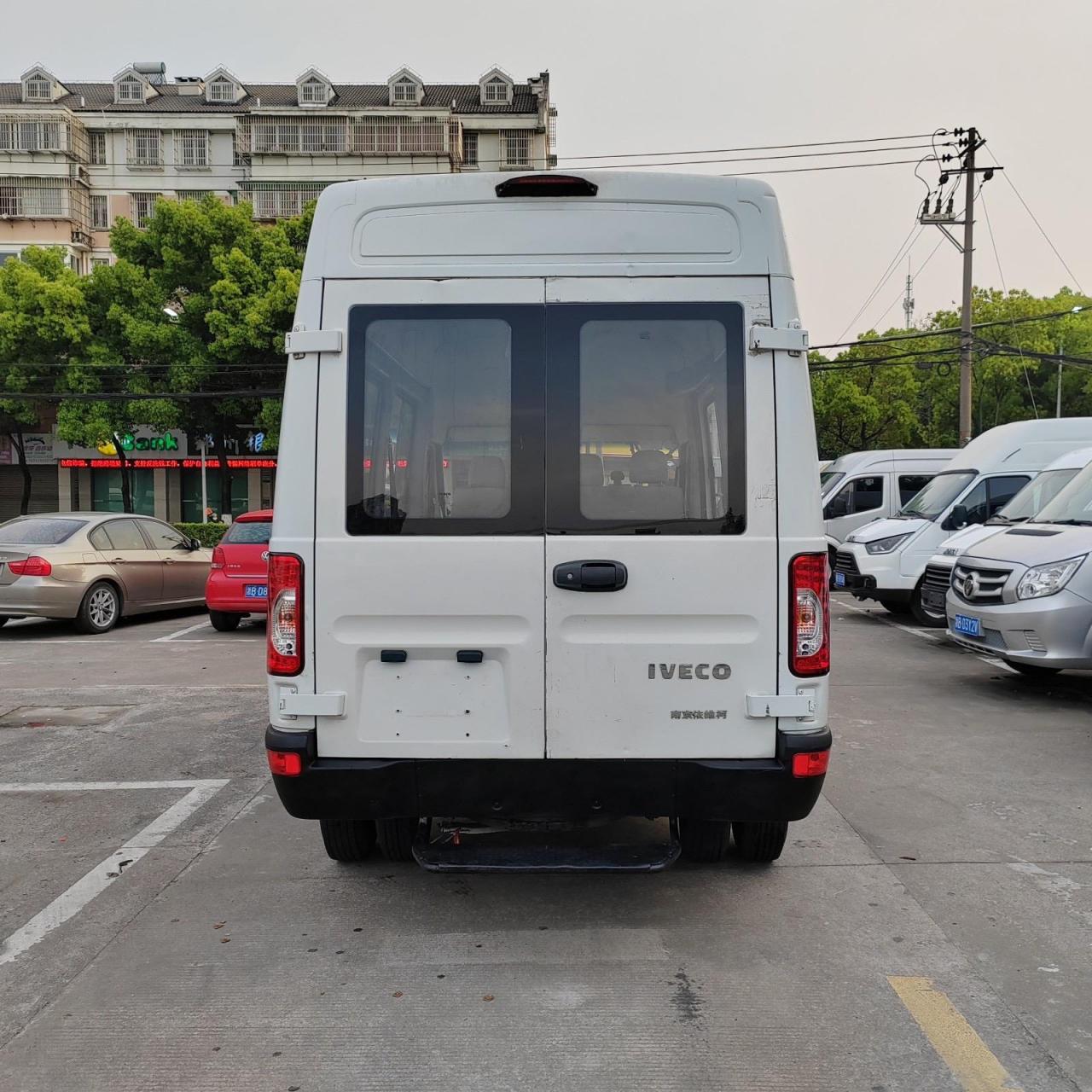 88万元 车型:面包车 车体颜色:白色 上牌时间:2018年3月 排气量:2.