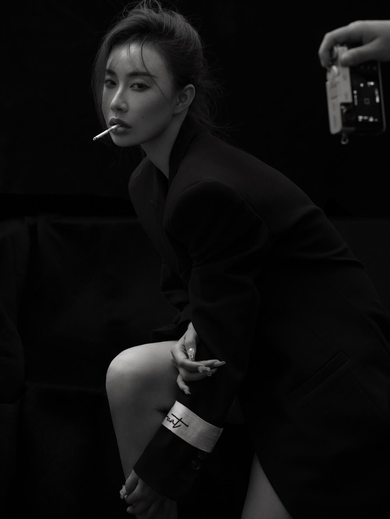女人抽烟的样子 肖像写真