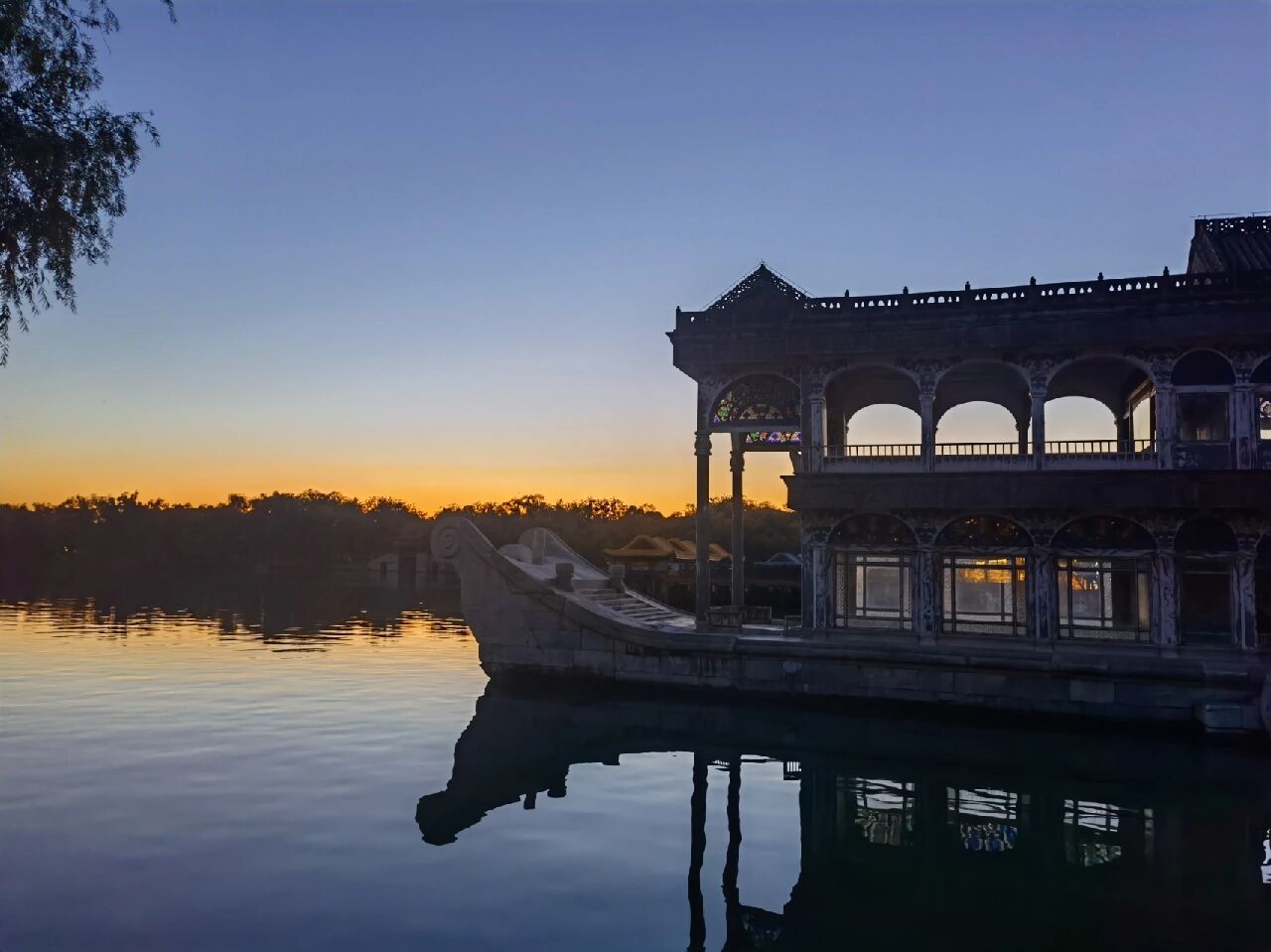 颐和园石舫的小秘密你知道了么 石舫,又名清晏舫,取自海清河晏之意