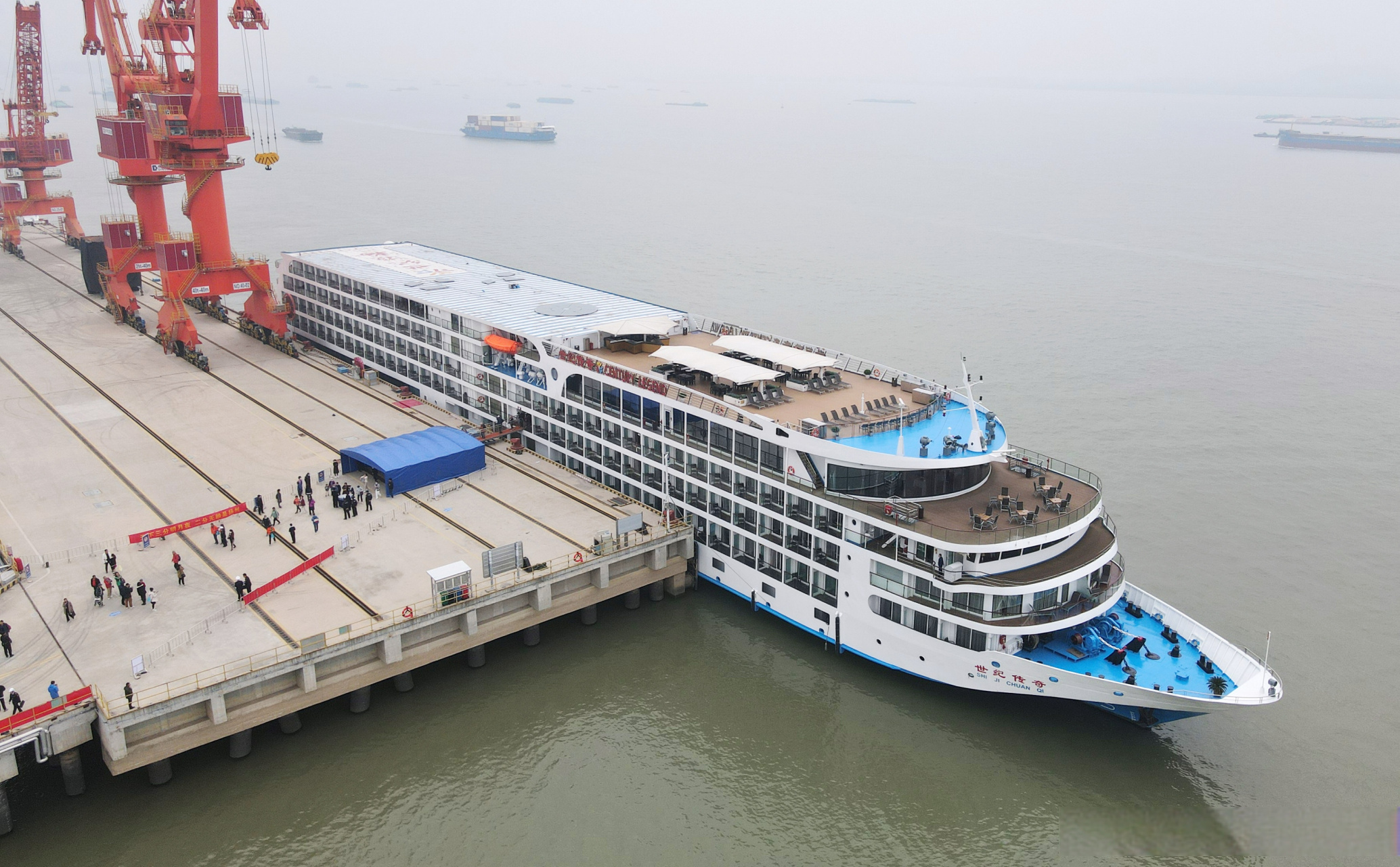 烟花三月嗨扬州# 【长江游轮宾客再次"游"来扬州吃早茶】3月31日,从