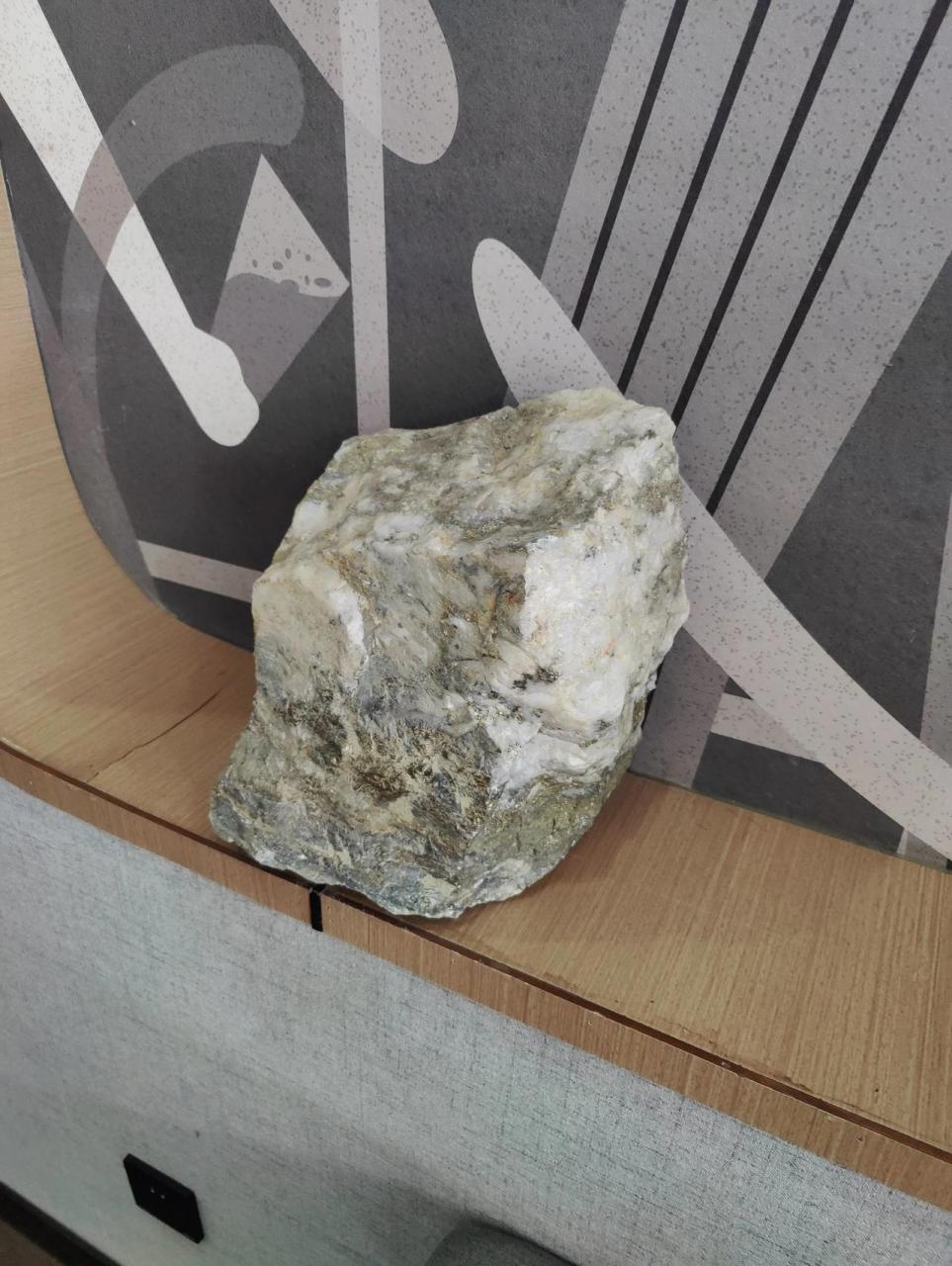 在中国黄金城三门峡灵宝市拍到的, 实打实的金矿石.