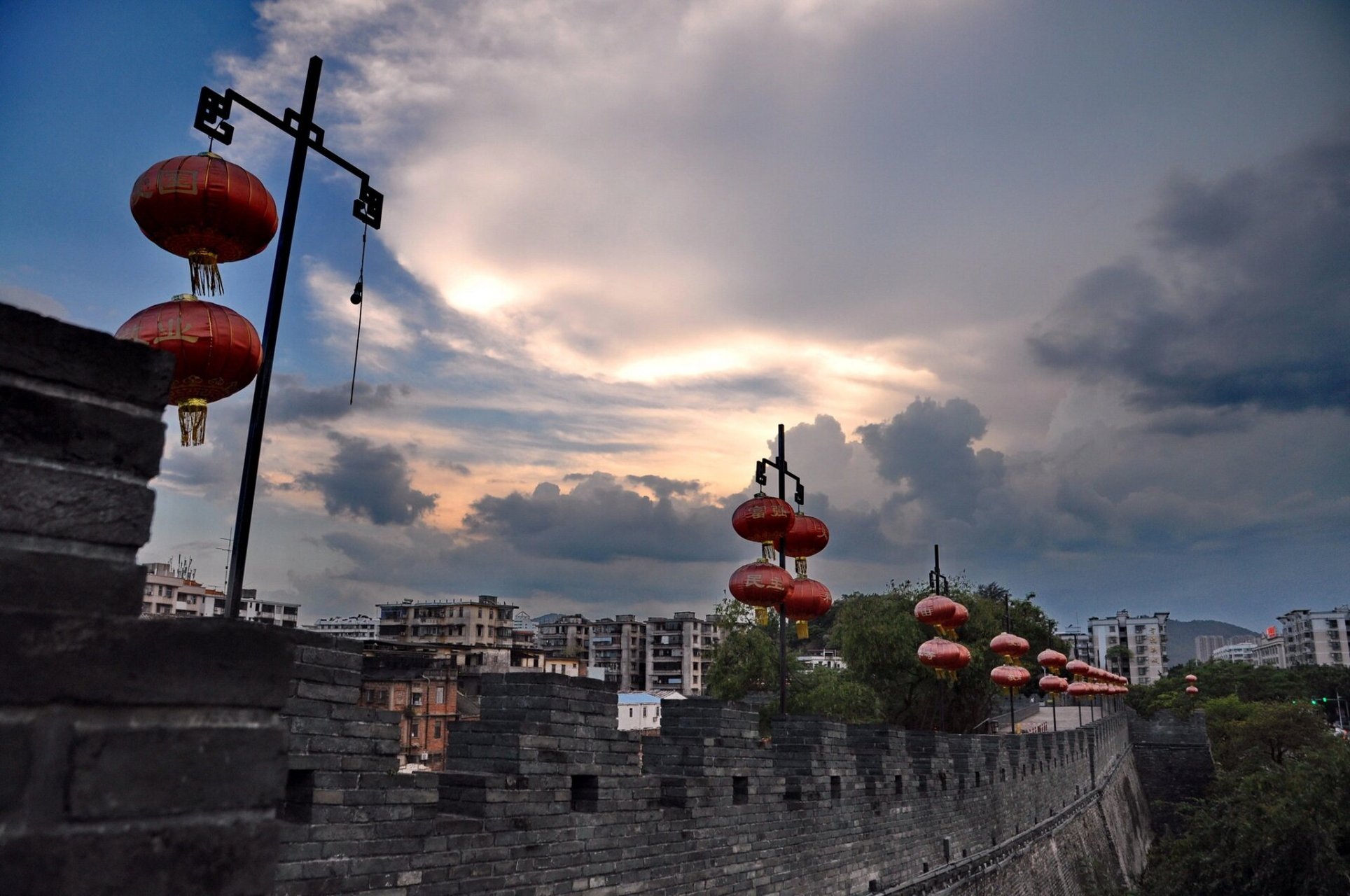 肇庆古城墙因始建于宋,而称为肇庆宋城墙,是肇庆最具标志性的建筑,有