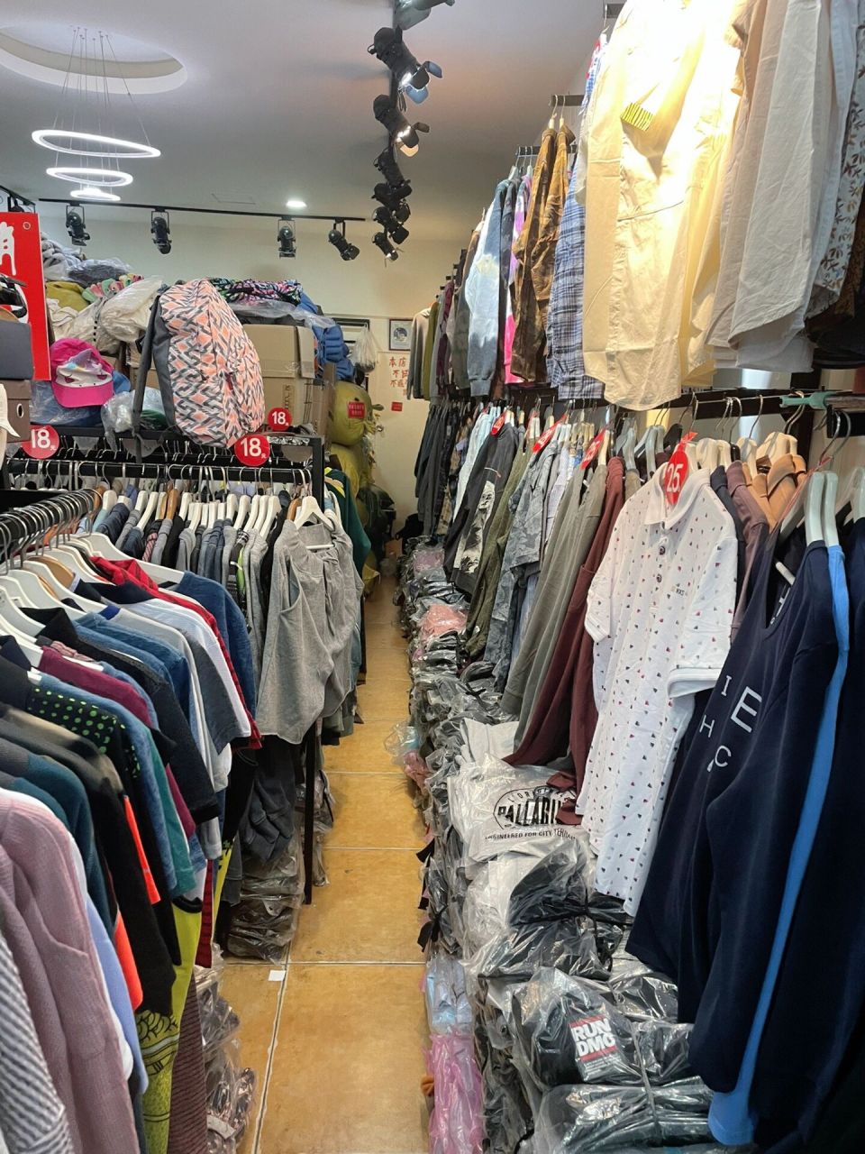 成都高性价比外贸店 网友推荐的一家店~正好在附近就去逛了逛.