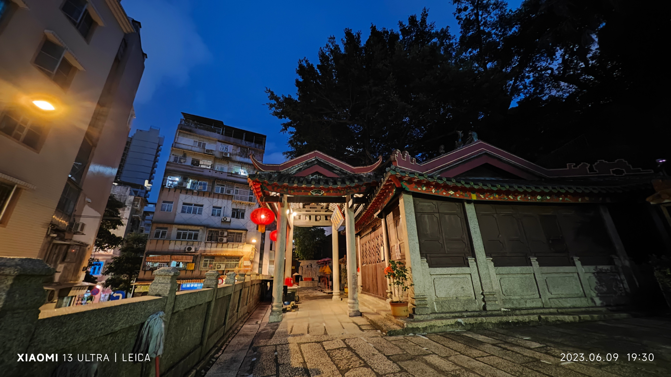 普遍也讲不了普通话,我今天在澳门老城区游走,在康公庙问了一位,刚刚